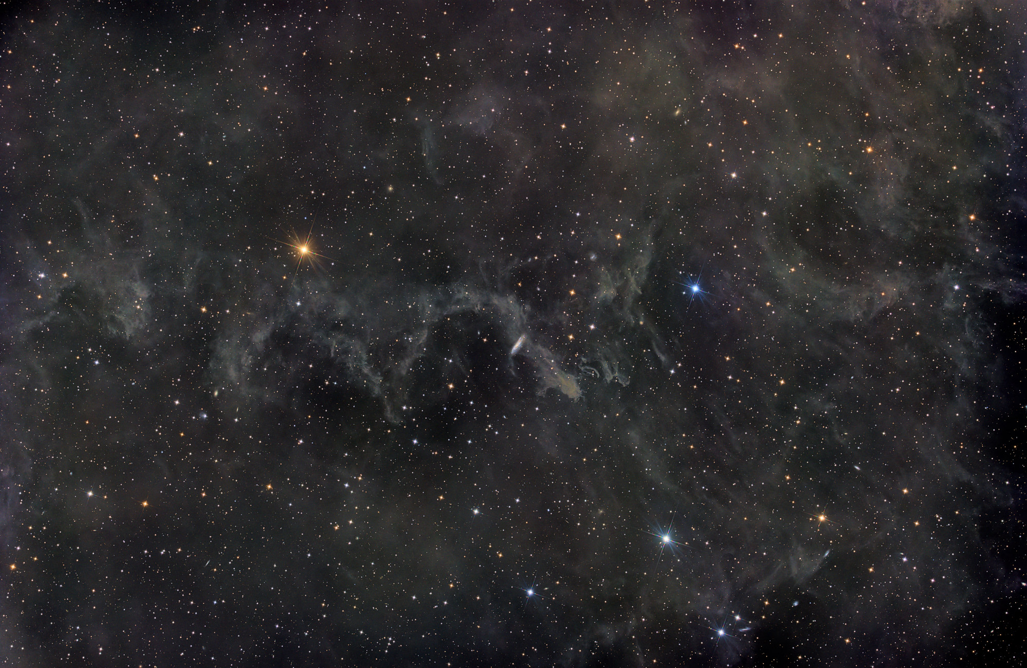 Im Sternbild Pegasus befindet sich die Balkenspiralgalaxie NGC 7497 umgeben von der Molekülwolke MBM 54.
